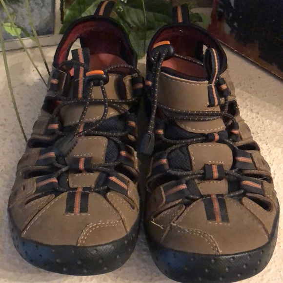 walking sandals clarks